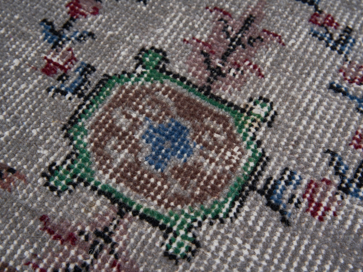 6'8" x 10'5" Vintge Turkish Area Rug