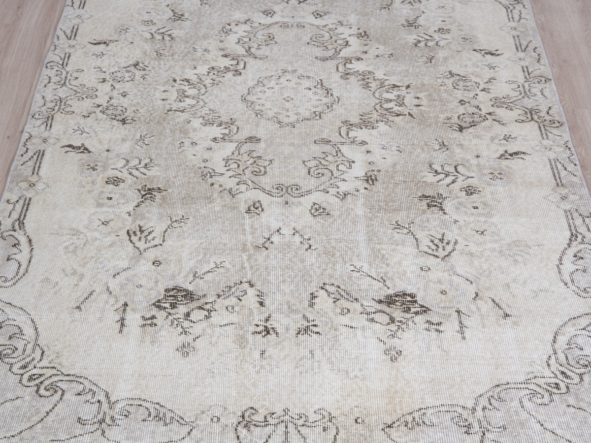 4'10" x 8'8" Neutral Vintage Area Rug