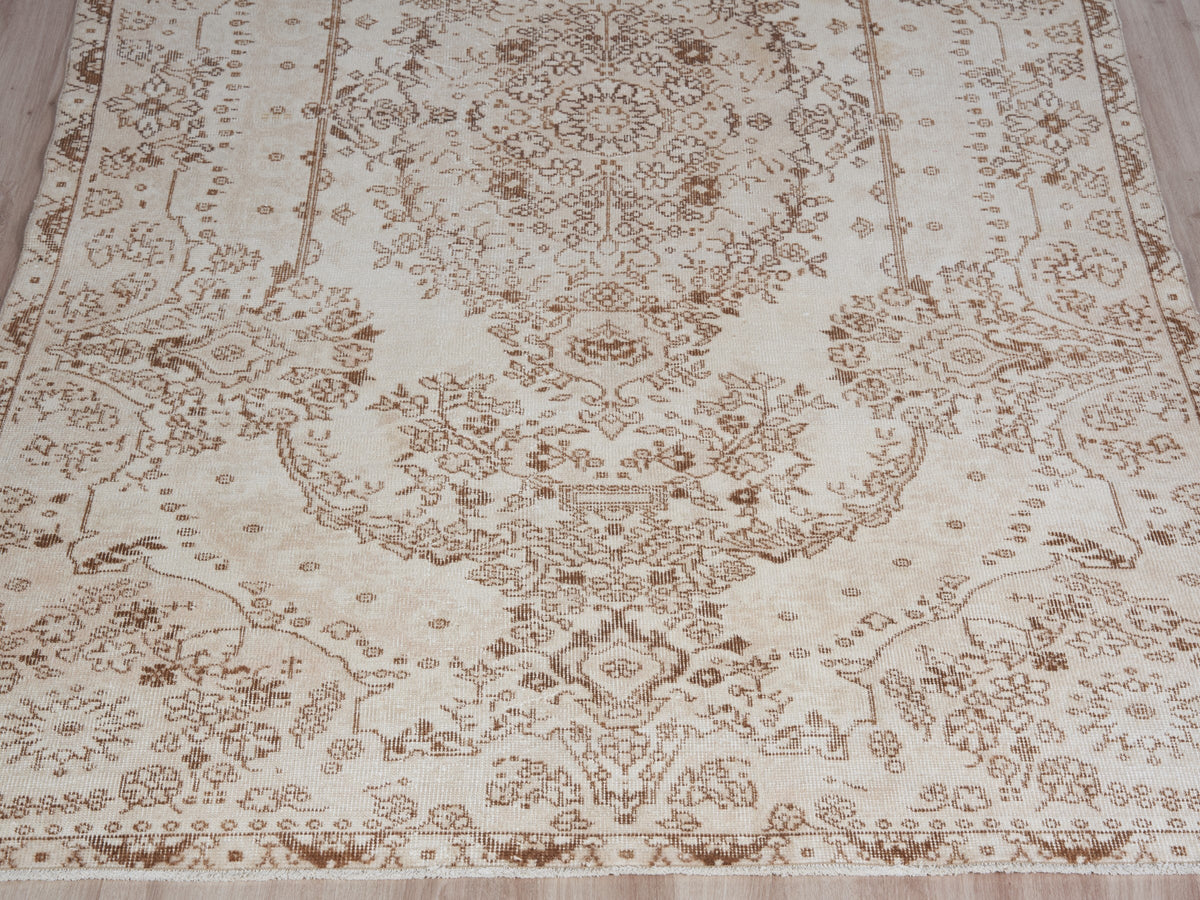 5'7" x 9'4" Beige Vintage Hand-Knotted Area Rug