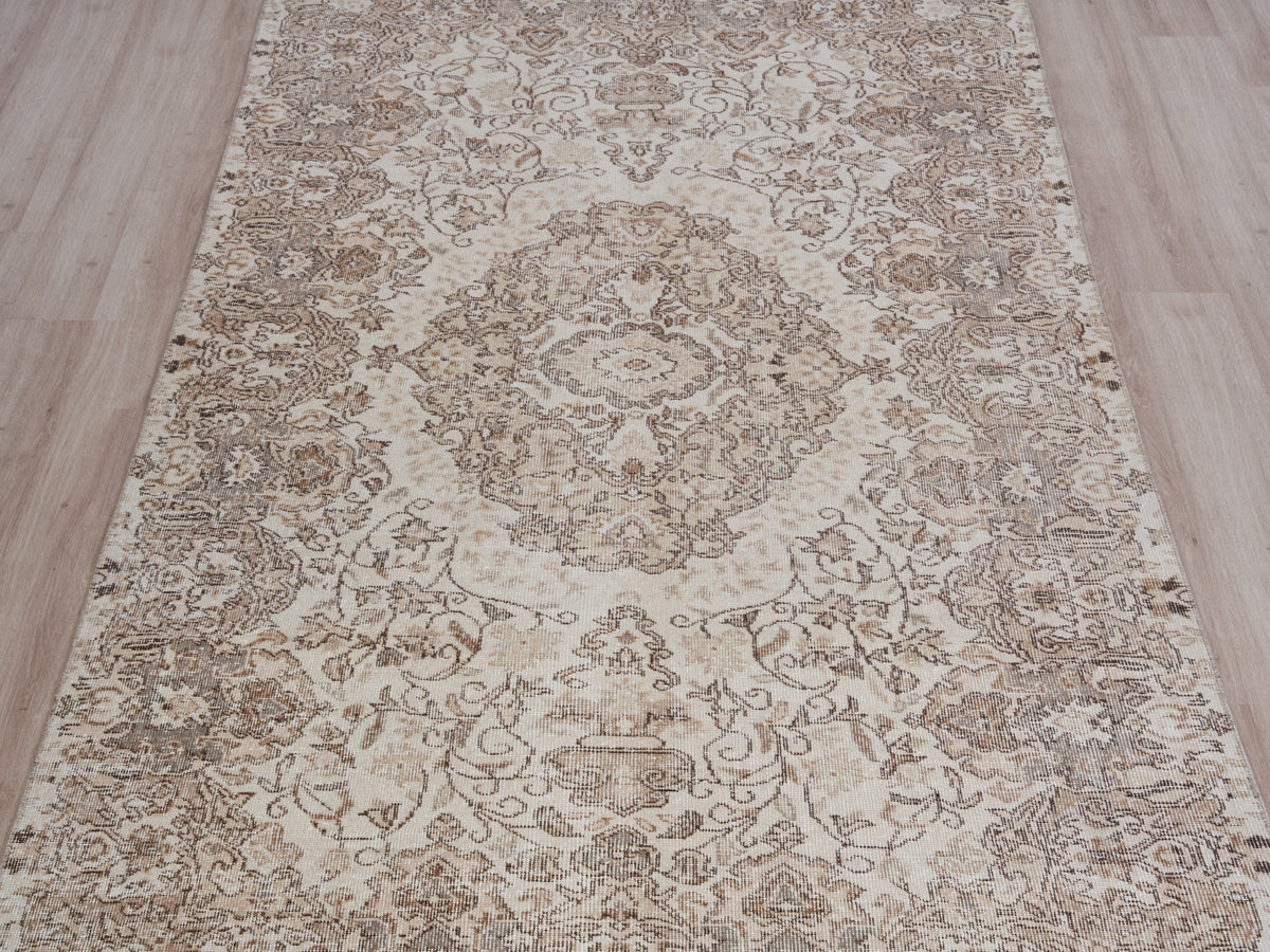 5'3" x 9'5" Beige Vintage Turkish Area Rug