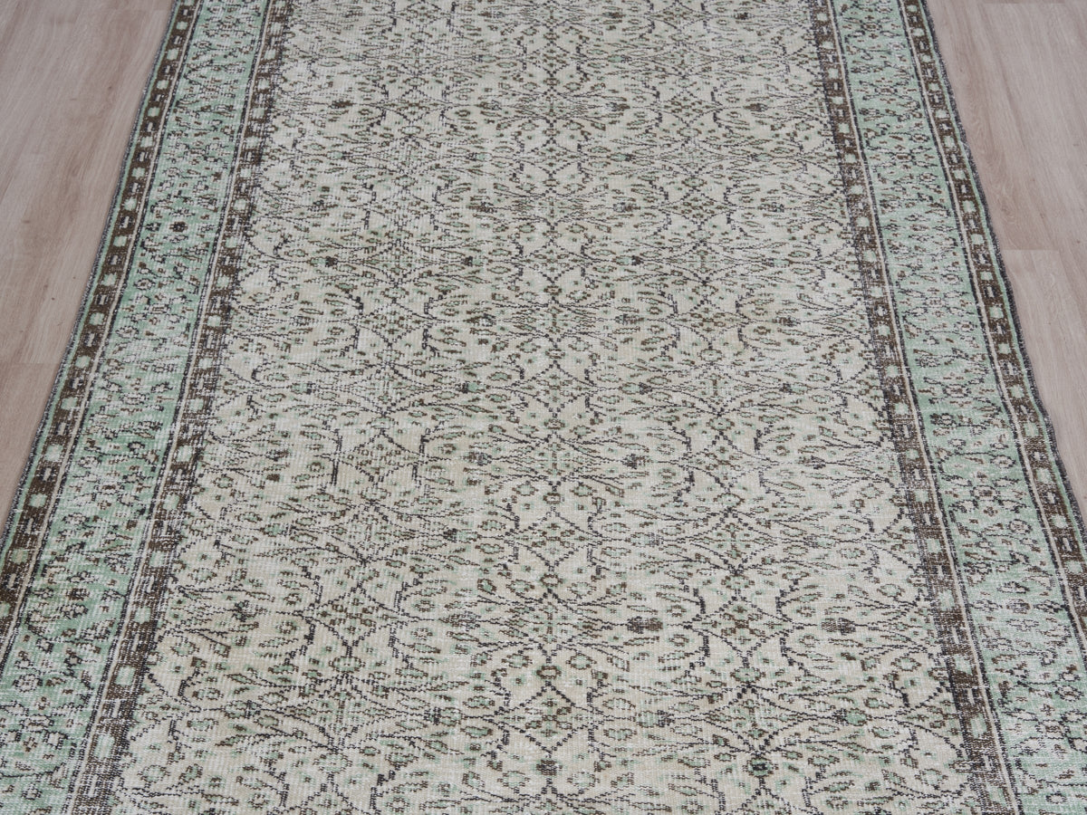 5'5" x 8'11" Neutral Handmade Vintage Turkish Rug