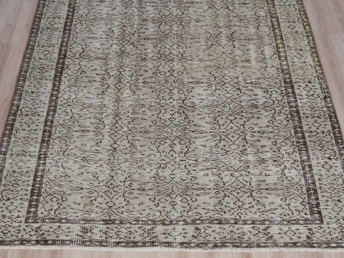 5'3" x 8'9" Neutral Vintage Turkish Rug