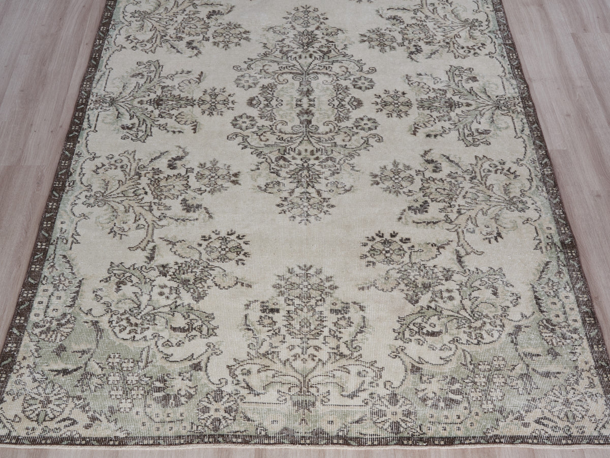 5'10" x 9'6" Vintage Turkish Area Rug