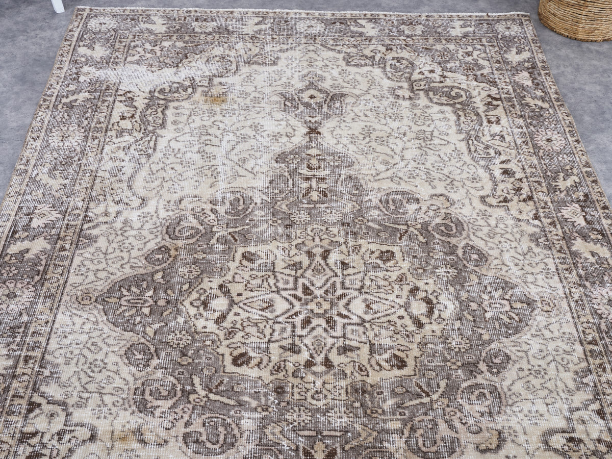 5'2" x 8'6" Neutral Vintage Hand-Knotted Rug