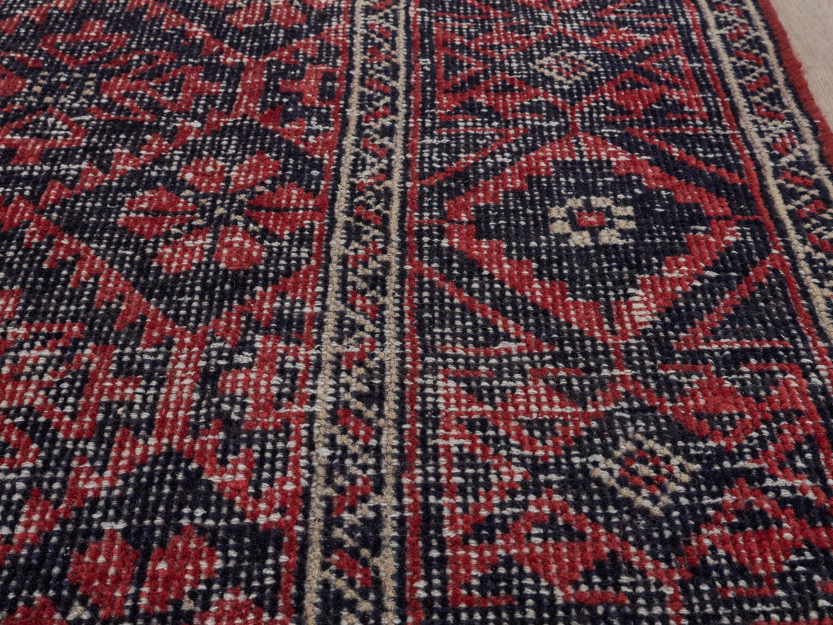 4'3" x 7'10" Oriental Persian Style Rug