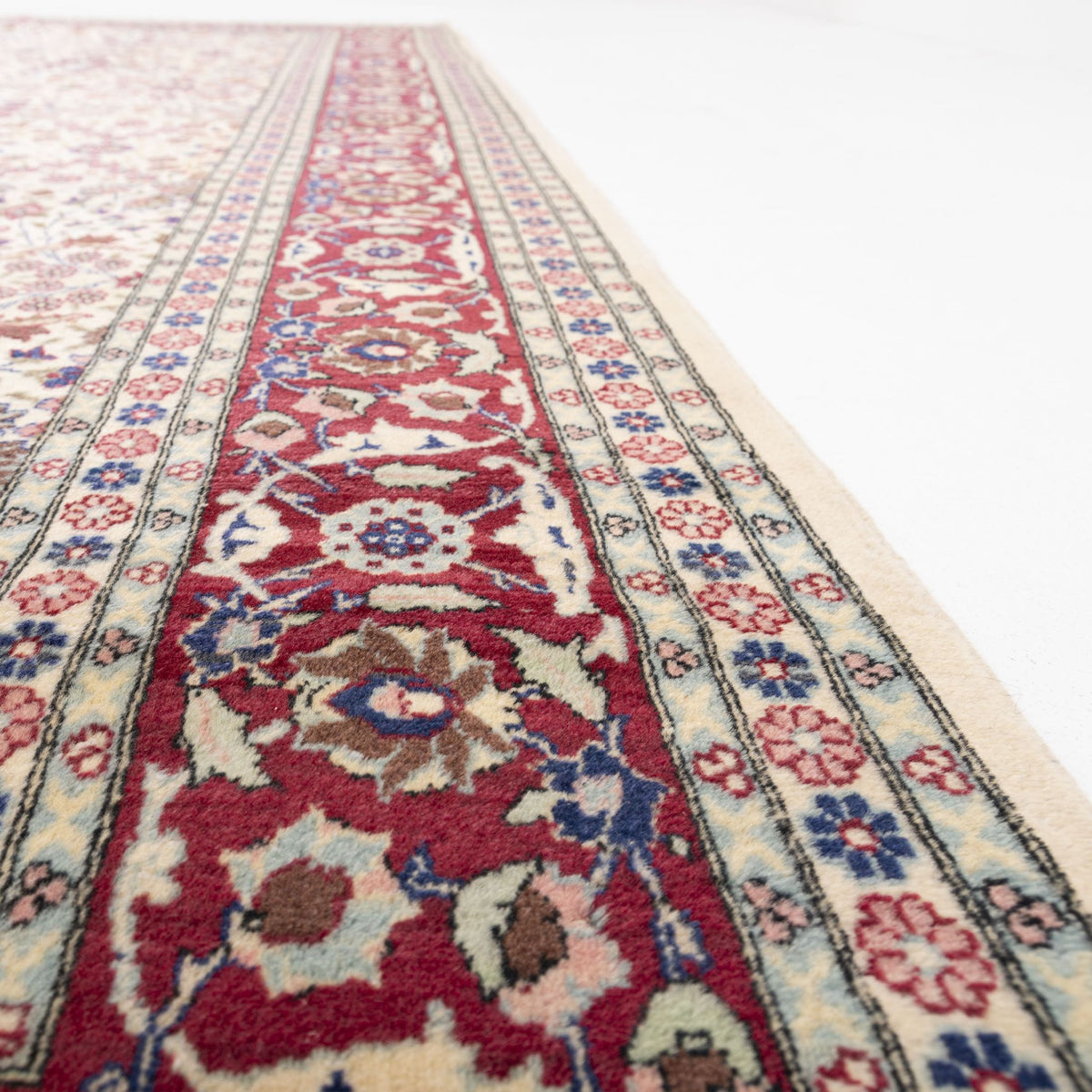 Icariyah - (6'11" x 9'11") Oriental Turkish Rug