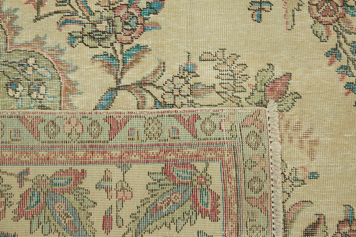- (9'1" x 12'5") Oriental Persian Style Rug
